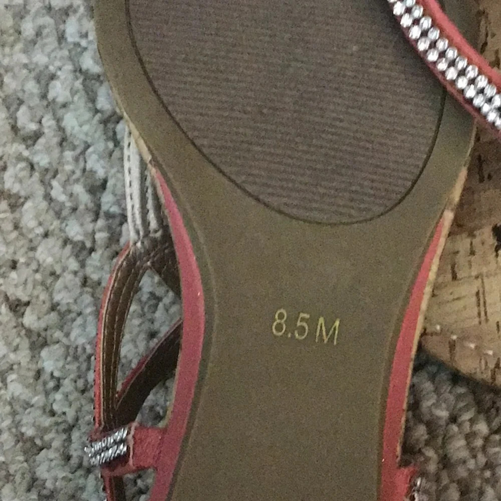 Guess women’s sandal size 8 1/2 - Picture 6 of 8